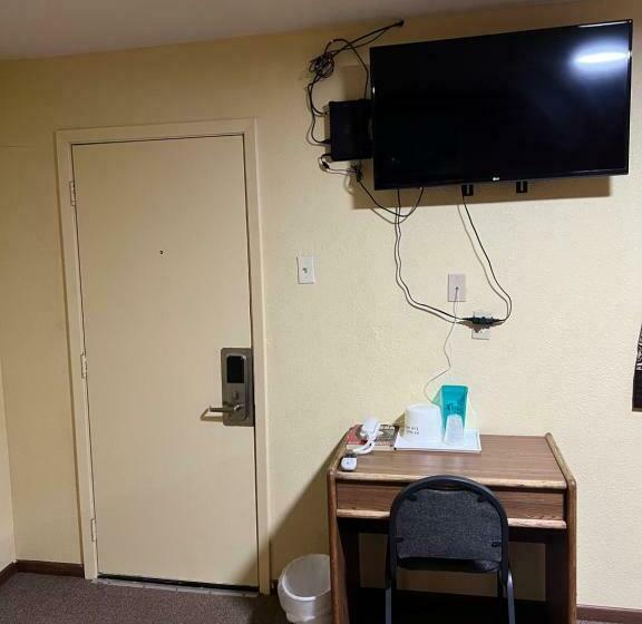 هاستل Economy Inn Odessa