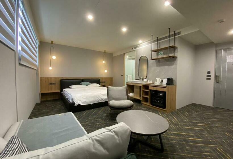 هاستل Jiji Plus