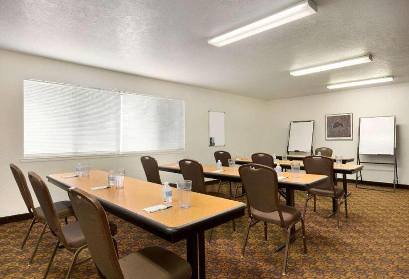 فندق Travelodge By Wyndham Belen