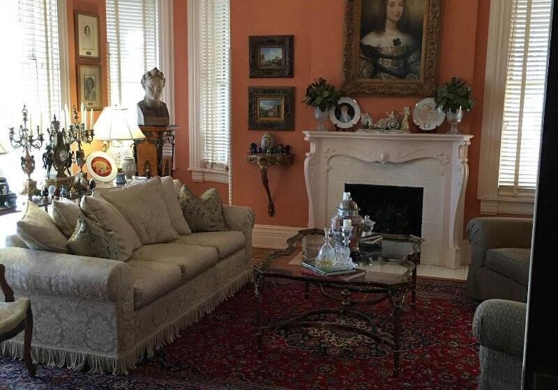 تختخواب و صبحانه Burke Mansion