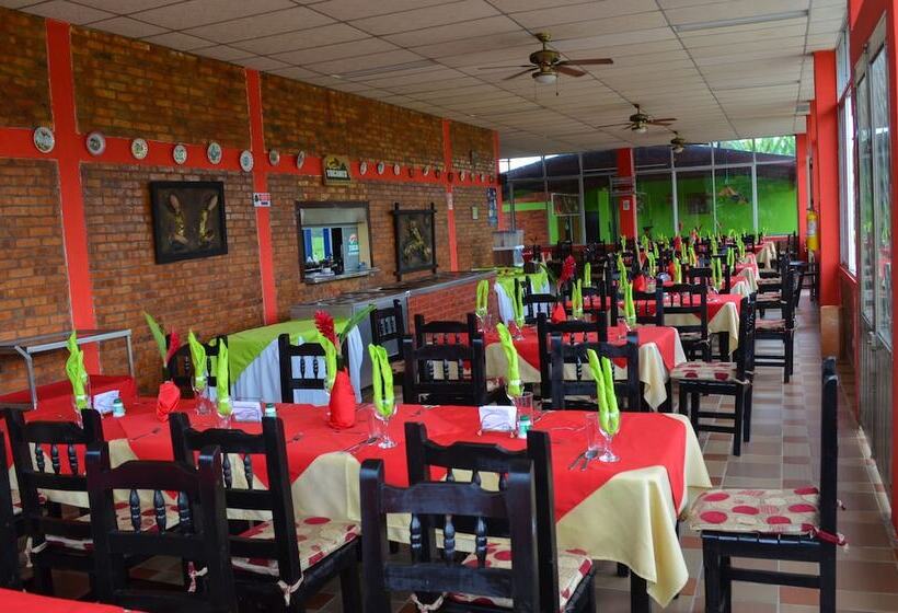 هتل Campestre Tucanes