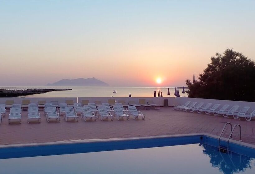 هتل Villaggio Approdo Di Ulisse