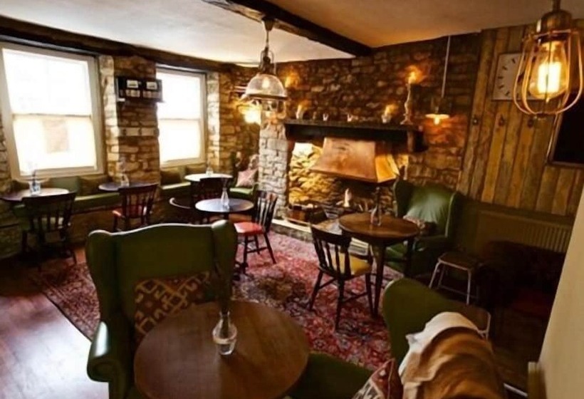 여관 Woodstock Arms