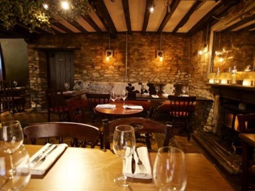 여관 Woodstock Arms