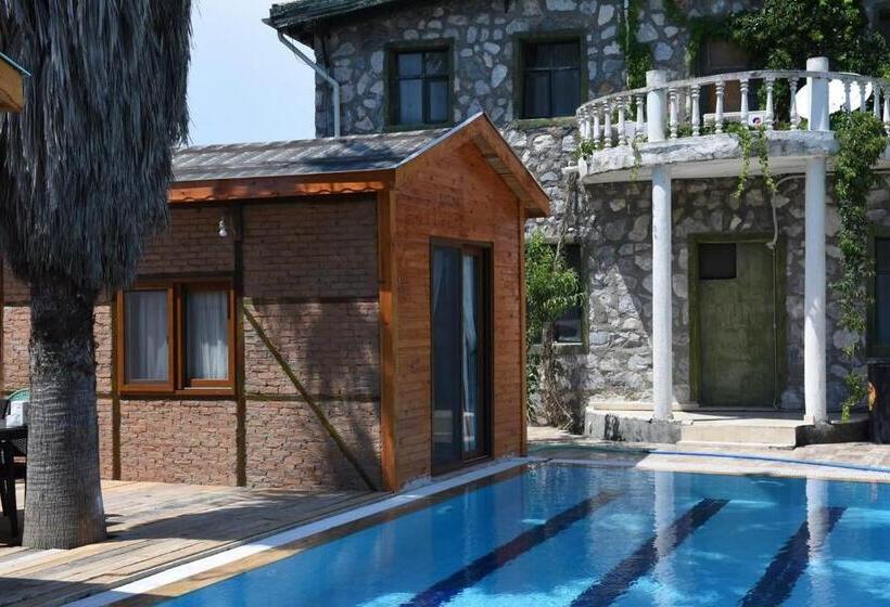 هتل Otantik Tas Ev