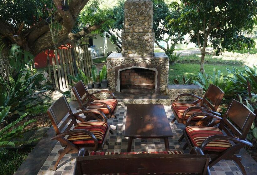 تختخواب و صبحانه Gumbie House
