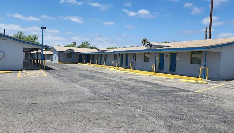 Отель Carrizo Executive Inn