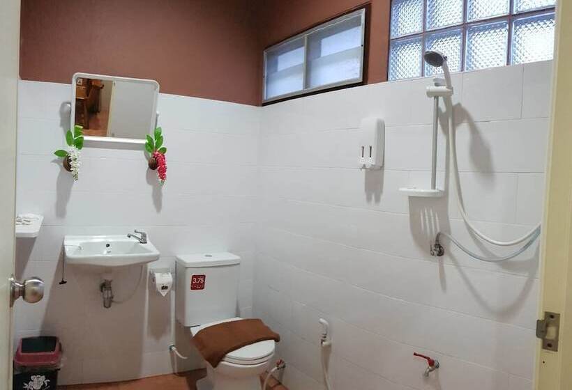 تختخواب و صبحانه Bua Patumma Resort