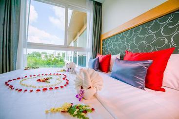 هتل The Jasmine Nai Harn Beach Resort And Spa