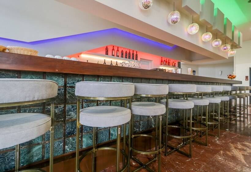 فندق Calamos Beach Family Club