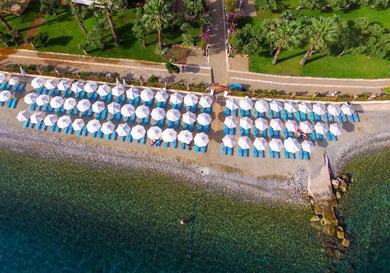 فندق Calamos Beach Family Club