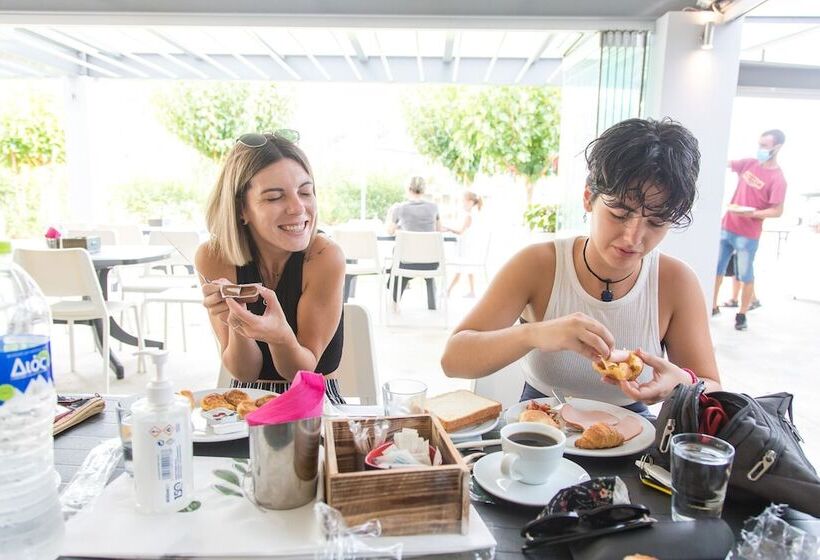 هتل Thealos Village