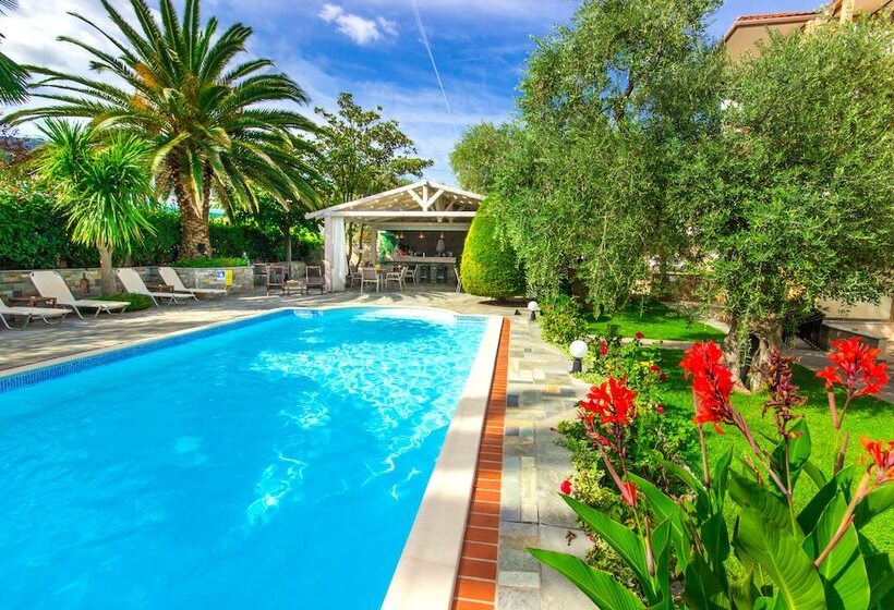 هتل Luxury Villa Fotini