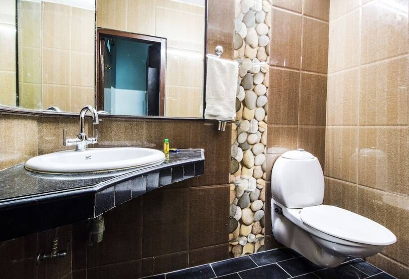 Fabhotel Mayfair Inn