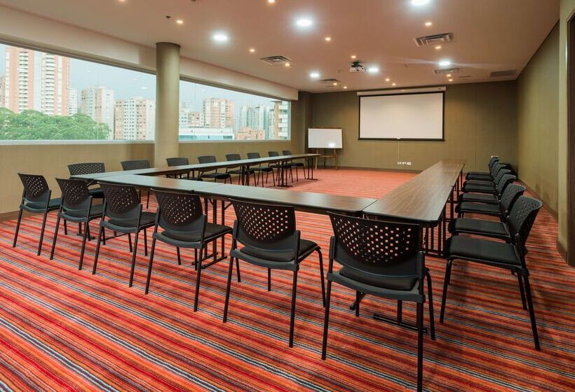 هتل Hampton By Hilton Medellin