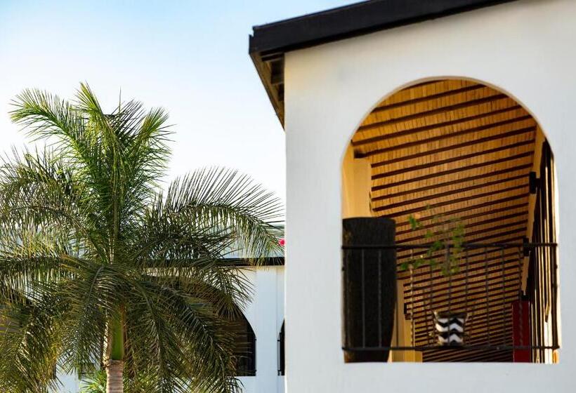 هتل La Marina Inn
