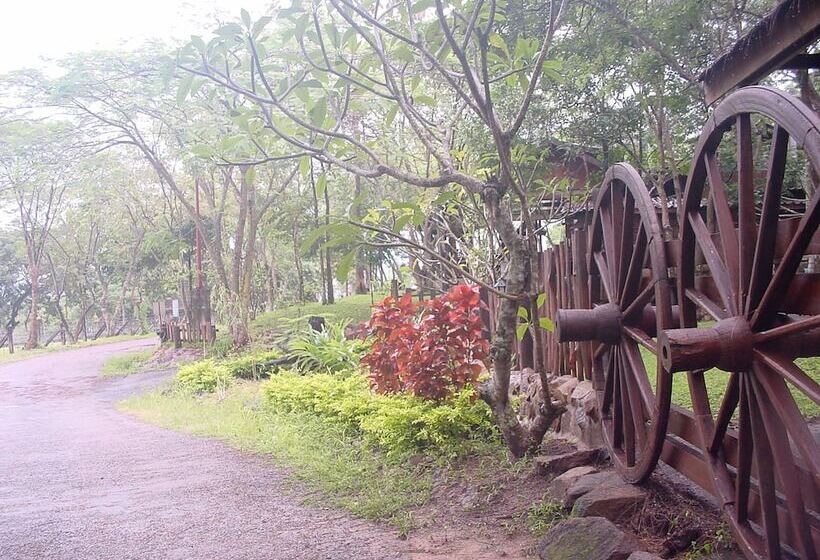 استراحتگاه Village Farm & Winery