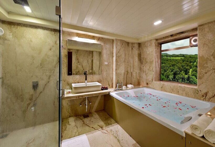 فندق Sarovar Portico Sasangir