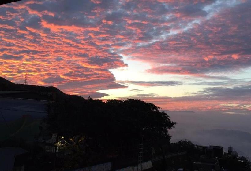 تختخواب و صبحانه A Home