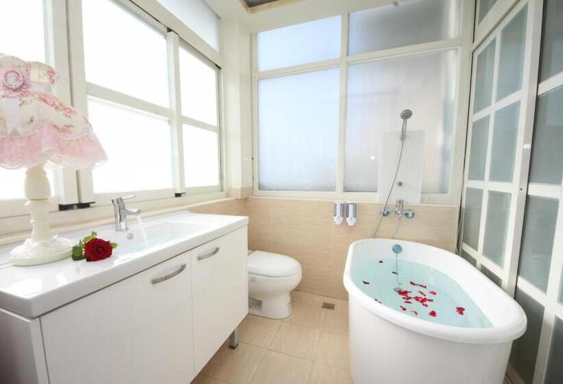 تختخواب و صبحانه Avica Homestay