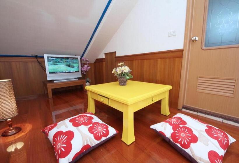 تختخواب و صبحانه Avica Homestay