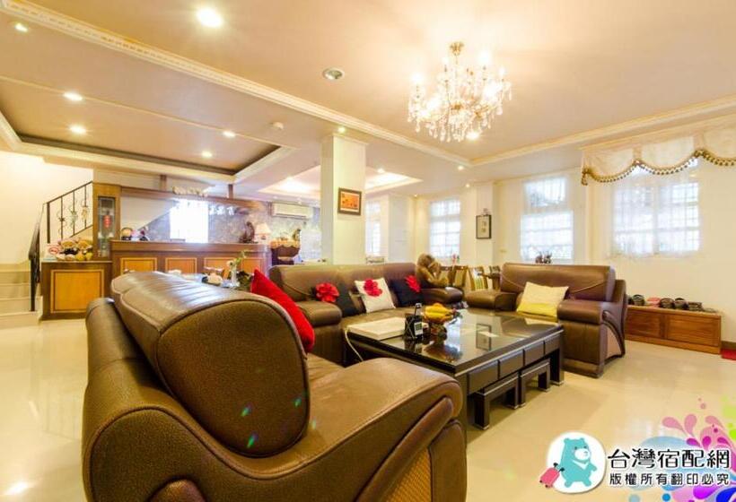 تختخواب و صبحانه Avica Homestay