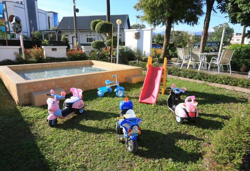 تختخواب و صبحانه Avica Homestay