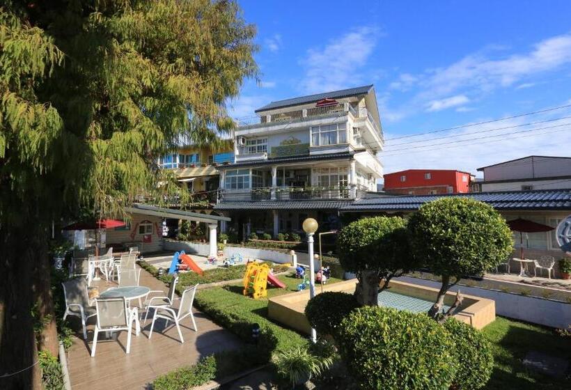 تختخواب و صبحانه Avica Homestay