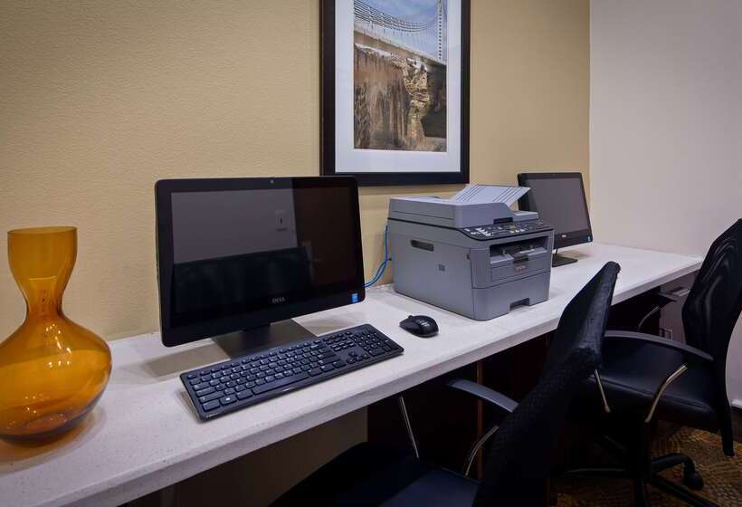 בית מלון כפרי Best Western Plus Spring Inn & Suites