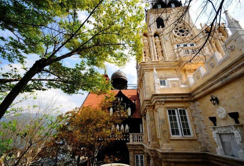 هتل The Old England Manor