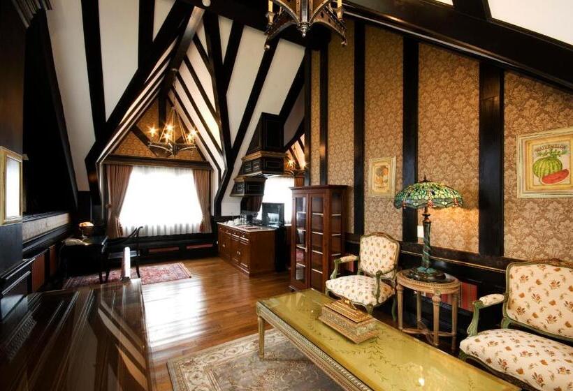 هتل The Old England Manor