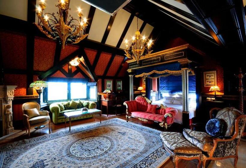 هتل The Old England Manor