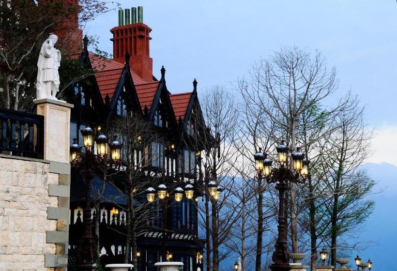 هتل The Old England Manor