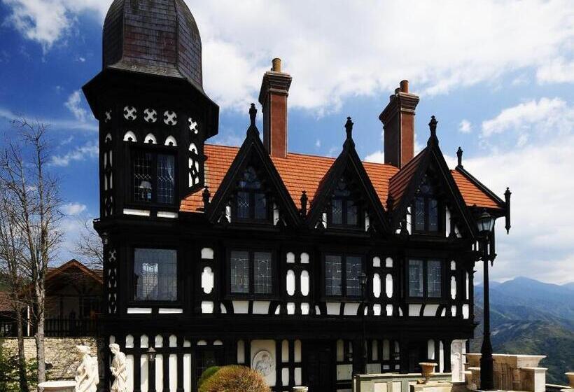 هتل The Old England Manor