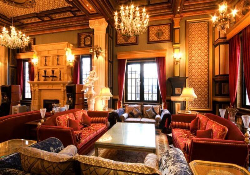 هتل The Old England Manor