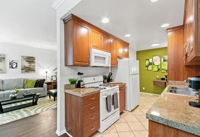 Beverly Hills Gem 1 Br Apt With Parking 218