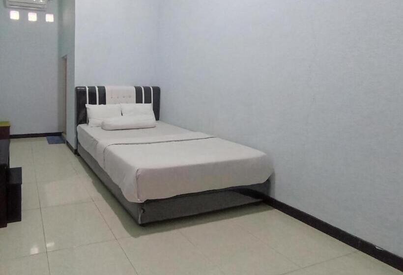 בית מלון כפרי Surya Abadi Homestay Syariah Redpartner