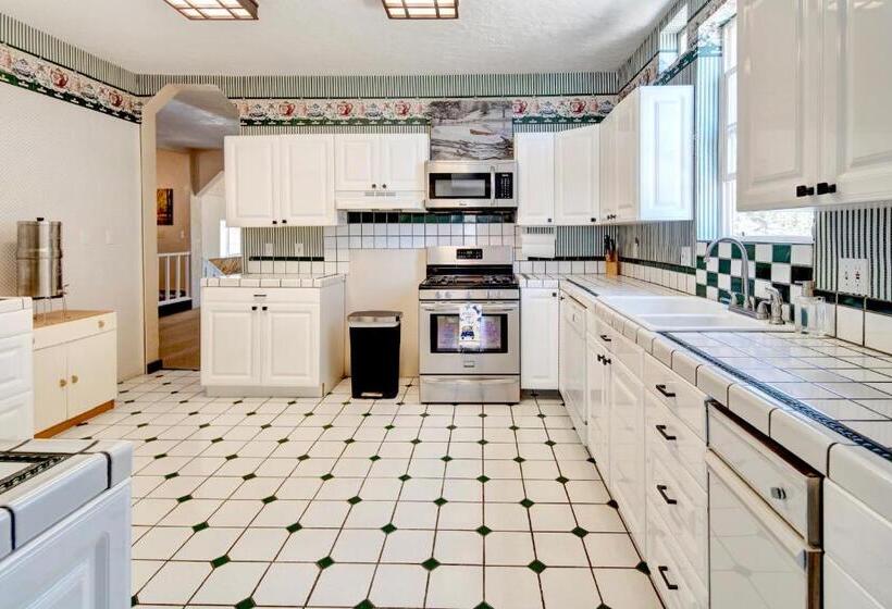 هتل Eagle’s Landing Lodge