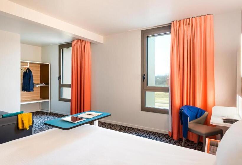 هتل Ibis Styles Guyancourt Versailles