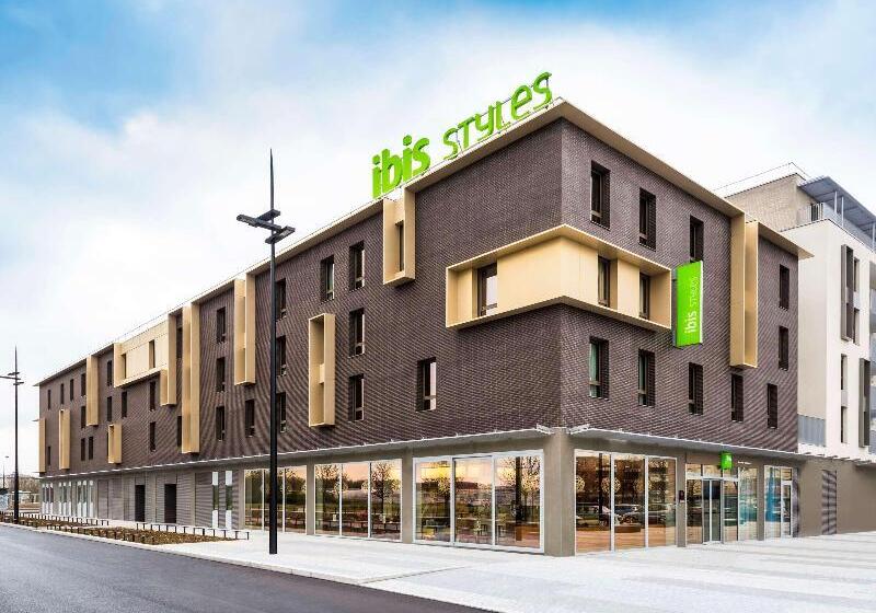 هتل Ibis Styles Guyancourt Versailles