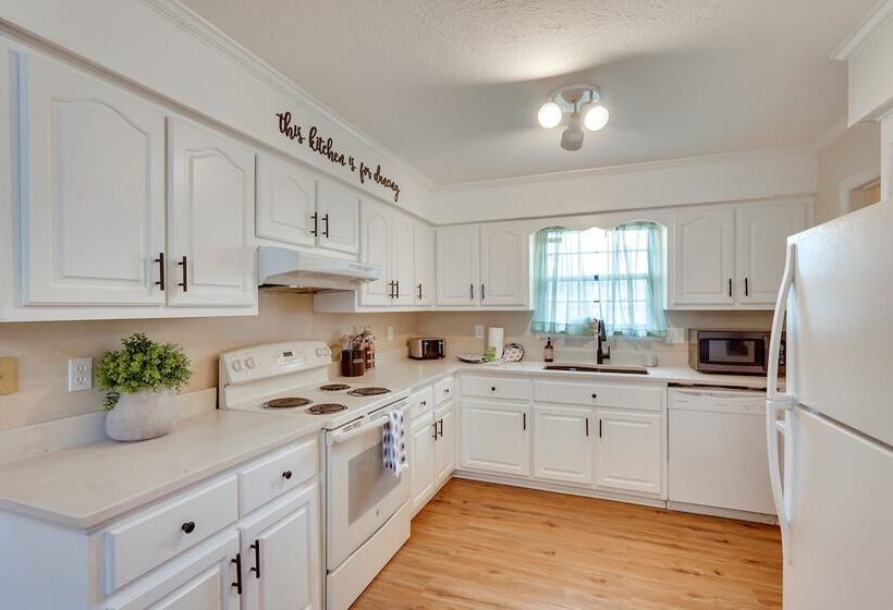 Bright Lynn Haven Home W/ Screened Porch & Yard!