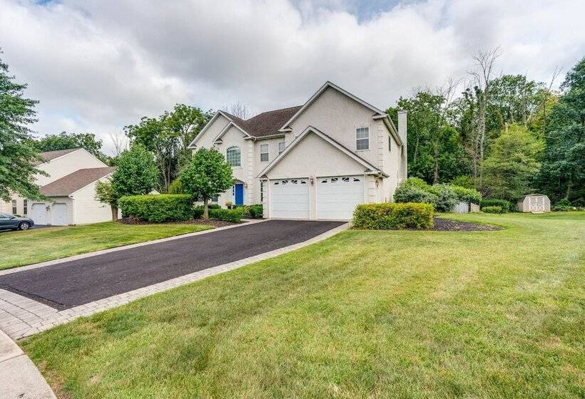 Centrally Located Family Home W/ Pool