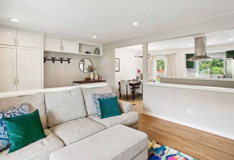 Charming & Bright Crystal Home W/ Fire Table!