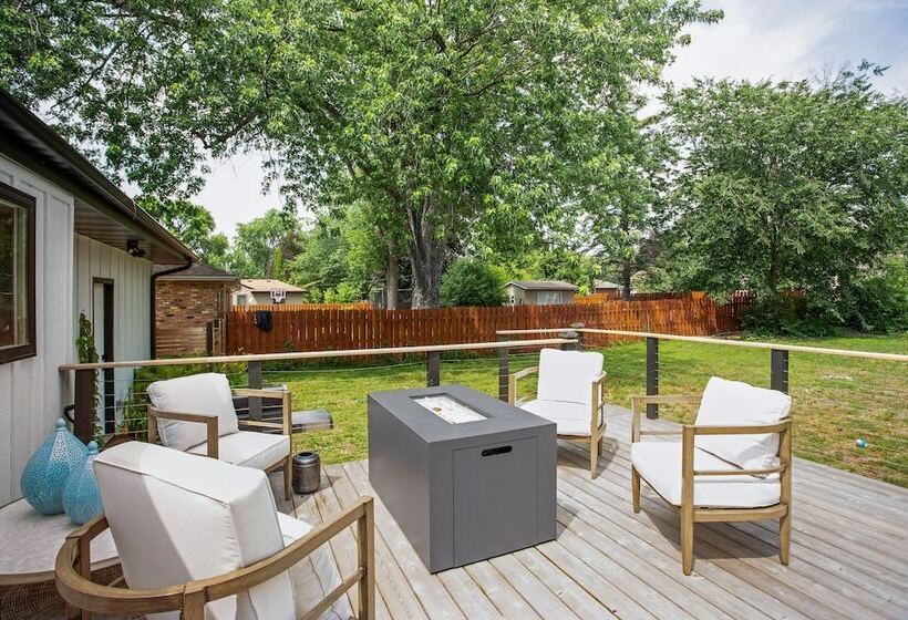 Charming & Bright Crystal Home W/ Fire Table!