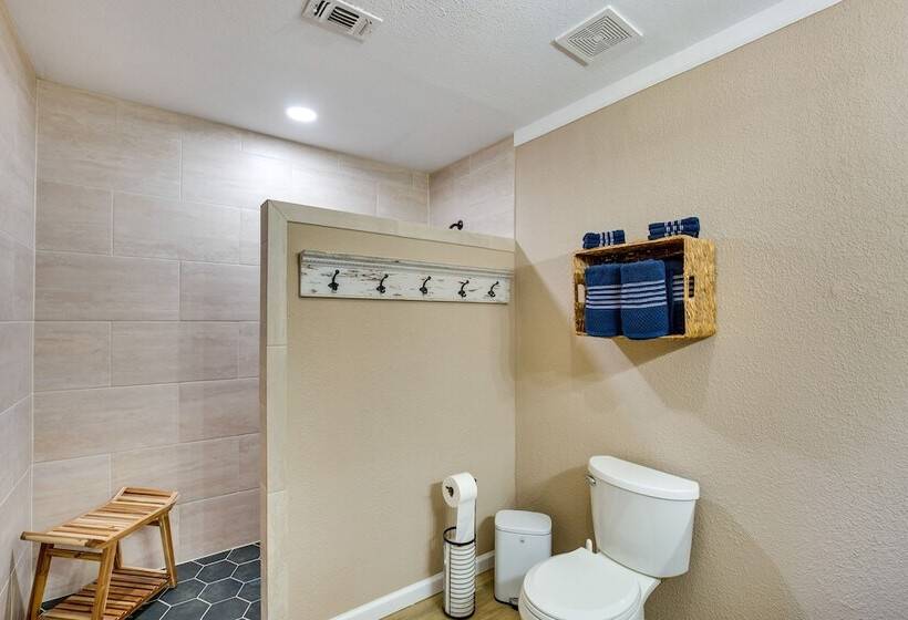 Charming Oklahoma Escape Near Beaches & Golfing!