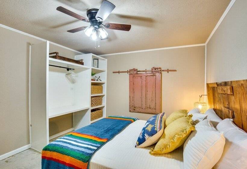 Charming Oklahoma Escape Near Beaches & Golfing!