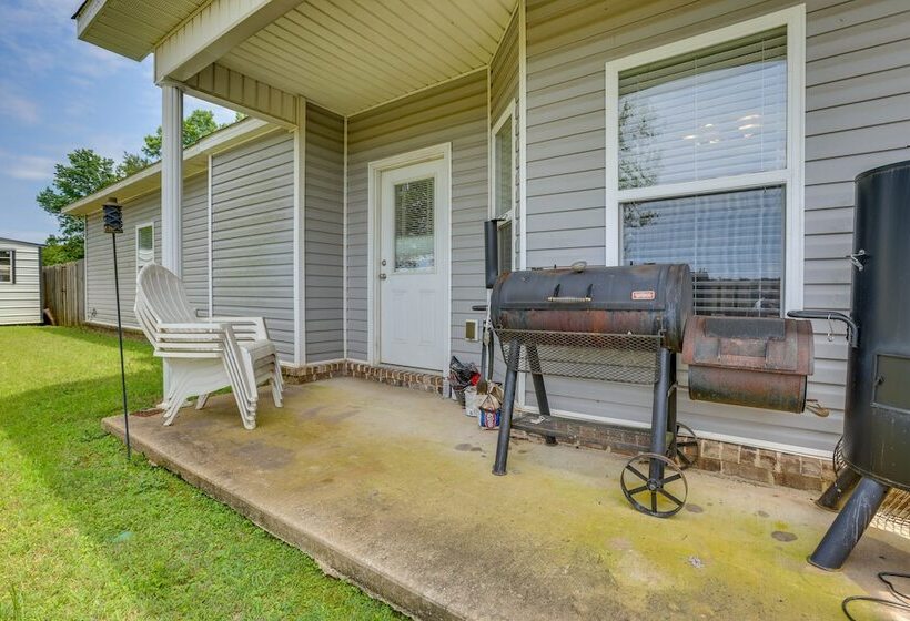 Pet Friendly Moundville Home W/ Fenced Backyard!