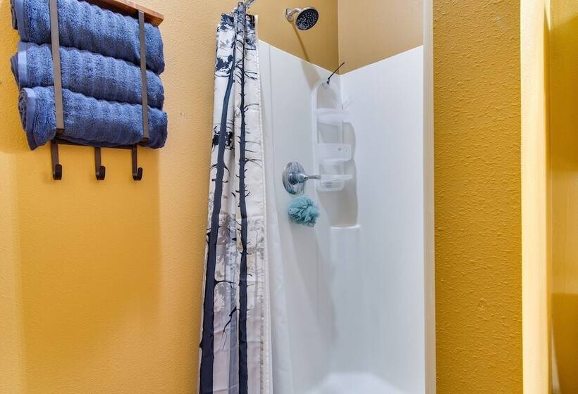 Tranquil La Prairie Retreat W/ Patio & Fireplace!