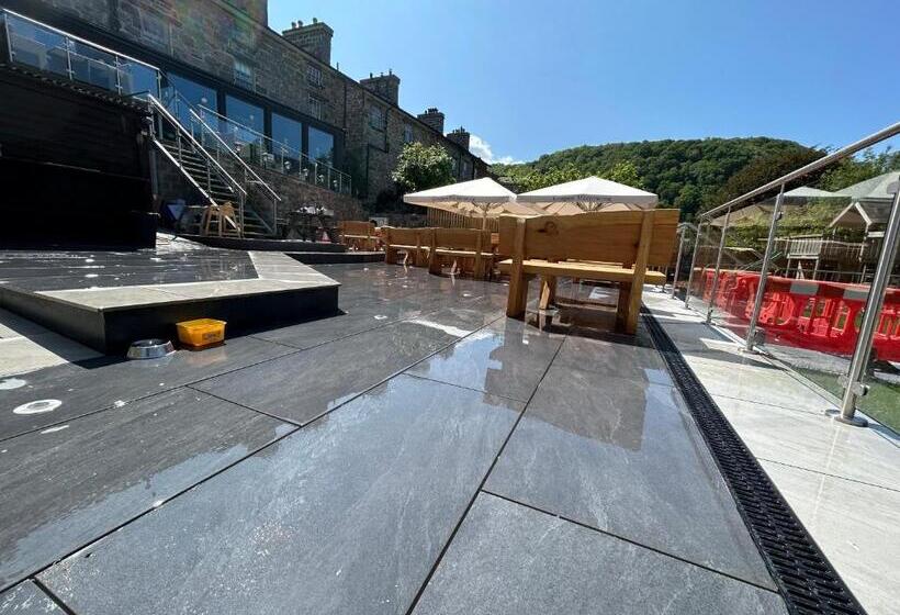 簡易ホテル Grapes Hotel, Bar & Restaurant Snowdonia Nr Zip World