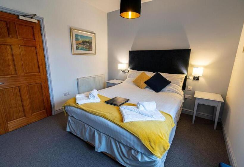 簡易ホテル Grapes Hotel, Bar & Restaurant Snowdonia Nr Zip World